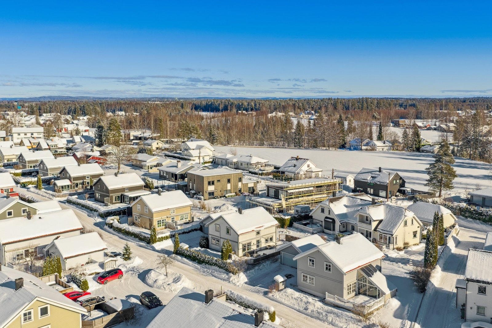 Alt i alt er dette et svært trivelig boligområde som kombinerer rolige omgivelser med nærhet til skole, service, natur og kommunikasjon - et perfekt valg for deg som ønsker en trygg og praktisk hverdag i et godt etablert nabolag. Galleribilde