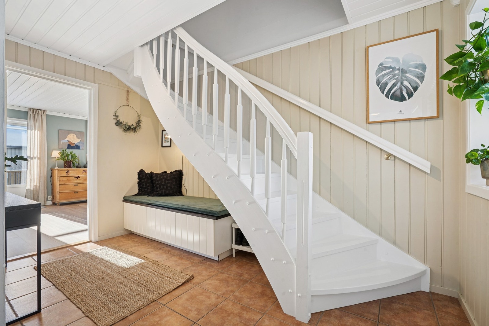 Husets inngangsparti med trapp opp til husets 2. etasje. Galleribilde