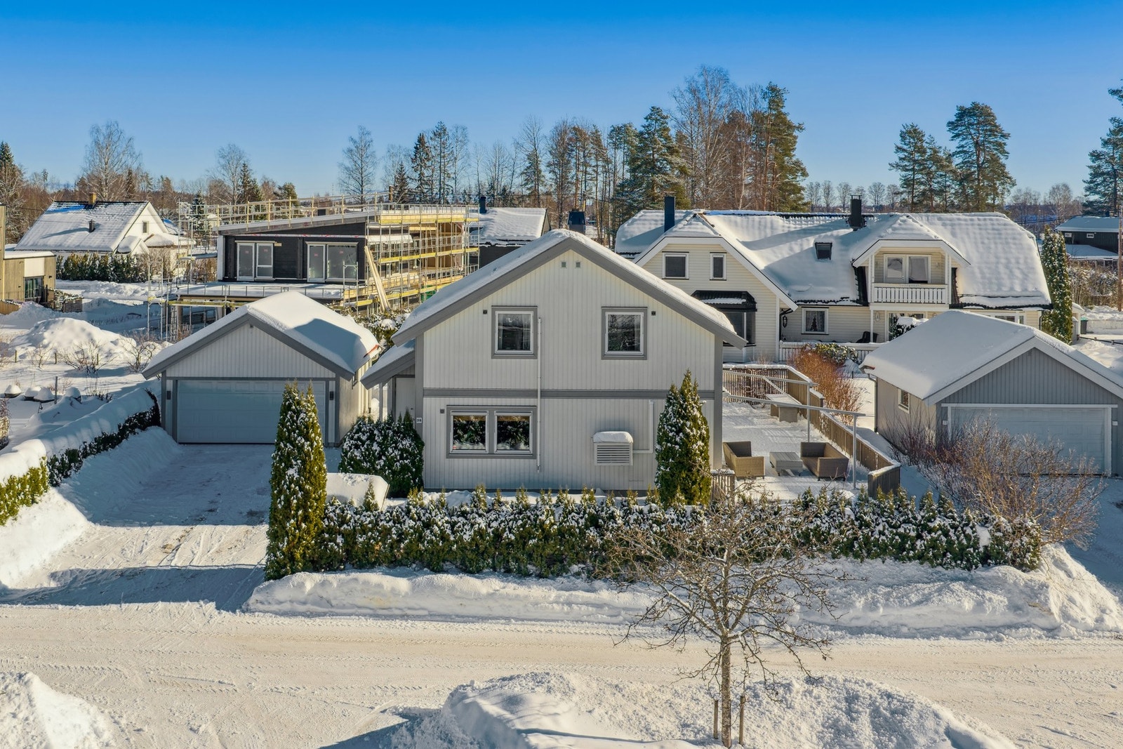 Jessheim tilbyr de fleste fasiliteter som kjøpesenter med over 145 butikker, restauranter, banker, kulturhus med bibliotek og kino, etc. Galleribilde