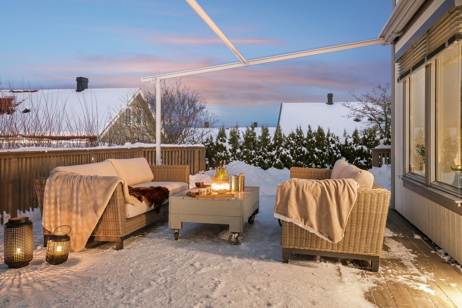 Terrassen kan også nytes om kvelden. Om sommeren er dette den perfekte plassen til å kunne samle venner og familie. Galleribilde