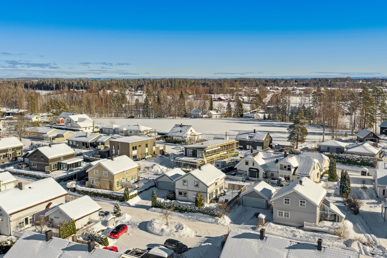 Nabolaget oppleves som stille, rolig og trygt, med gode naboforhold og en høy andel eneboliger som gir området et ryddig og familievennlig preg. Galleribilde