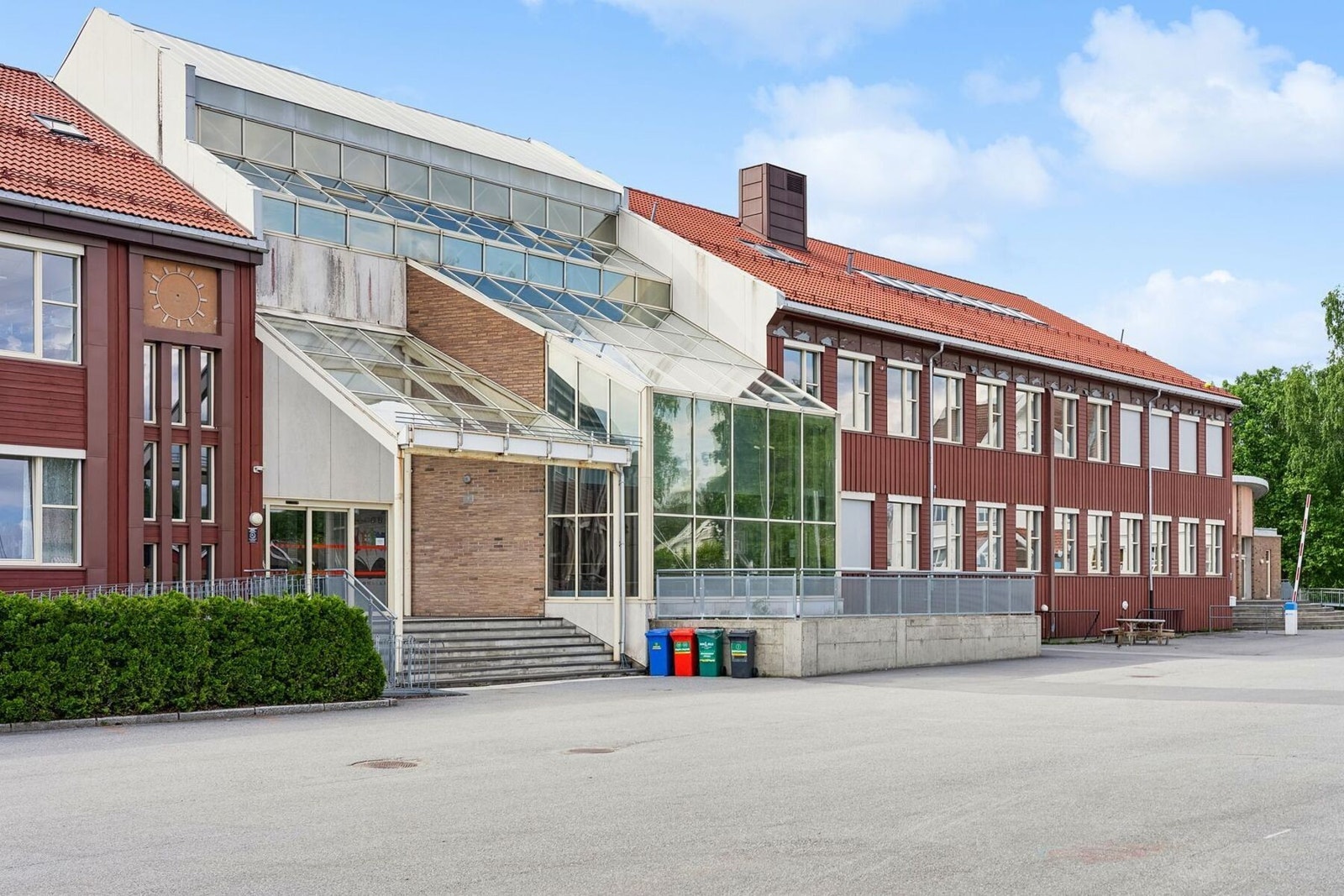 Nordby ungdomsskole ligger 6 minutter unna med bil fra boligen. Galleribilde