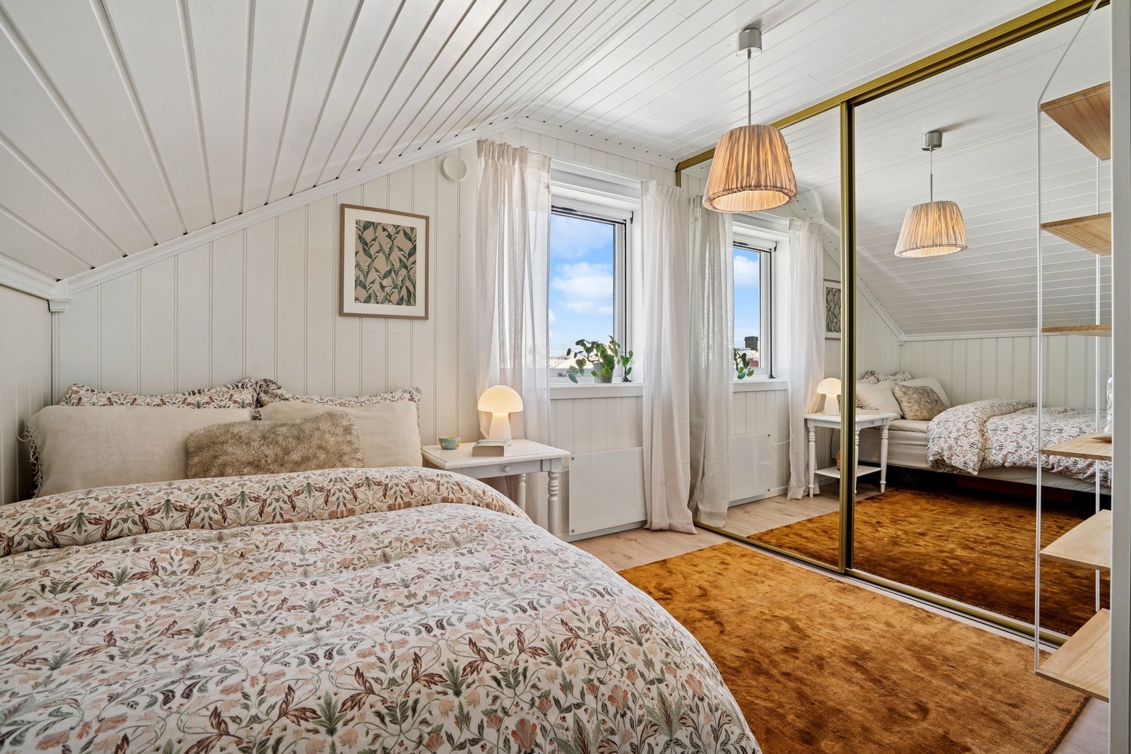 Soverommet nr. 2 har skyvedørsgarderobe som gir rikelig med oppbevaringsplass. Du kan også innrede med seng og nattbord. Soverom nr 2 har også plass til en lite skrivepult . Galleribilde