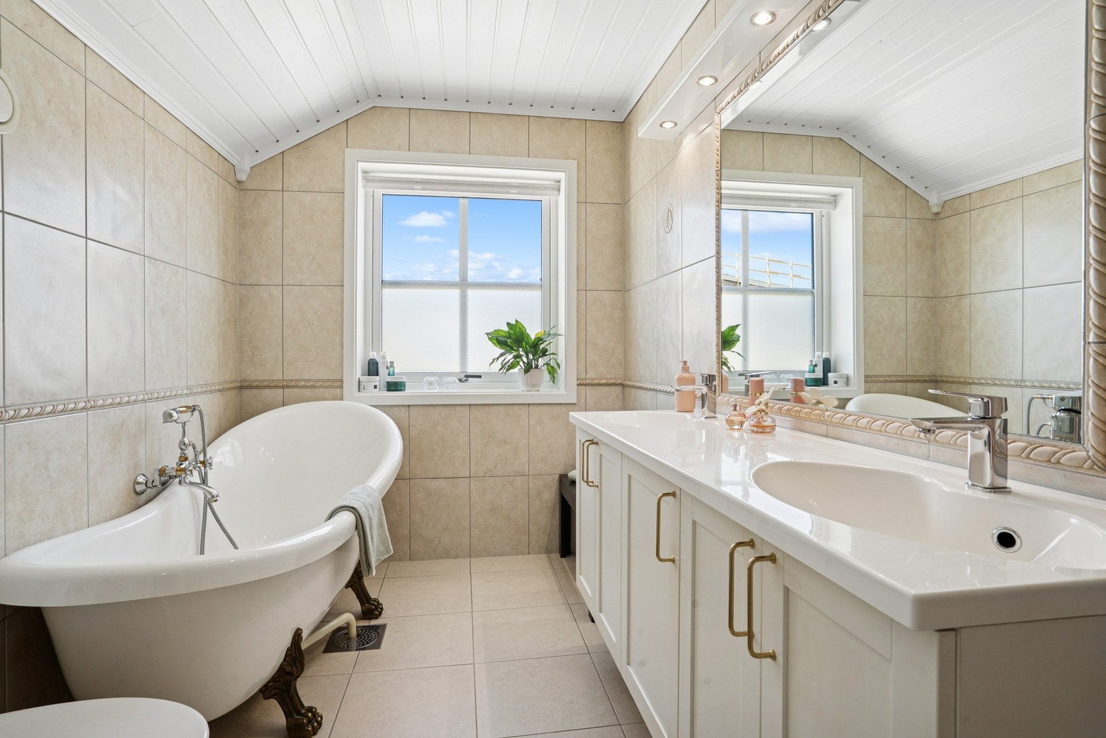 Bad i husets 2. etasje. Her kan du trekke deg tilbake og slappe av med et varmt bad etter en lang dag. Galleribilde