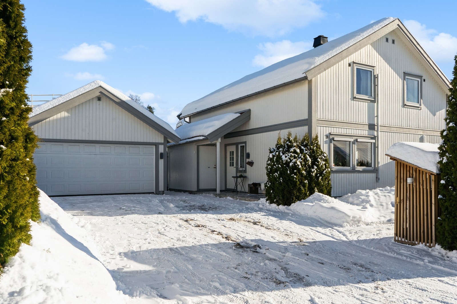 Nabolaget oppleves som stille, rolig og trygt. Fra boligen er det kort vei til barnehage og skoler i alle aldre. Nærmeste dagligvarer er KIWI, kun ca. 300 m fra boligen og nærmeste bussholdeplass er 8 min å gå. Galleribilde