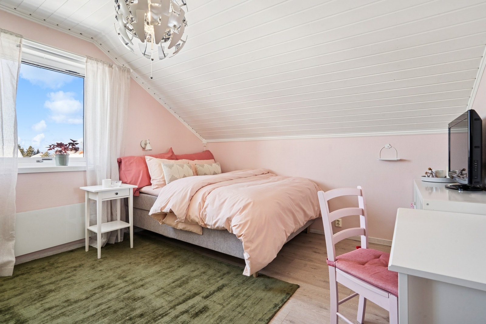 Soverommet nr. 3. Et sjarmerende og lunt rom som passer perfekt som soverom, barnerom eller gjesterom. Galleribilde