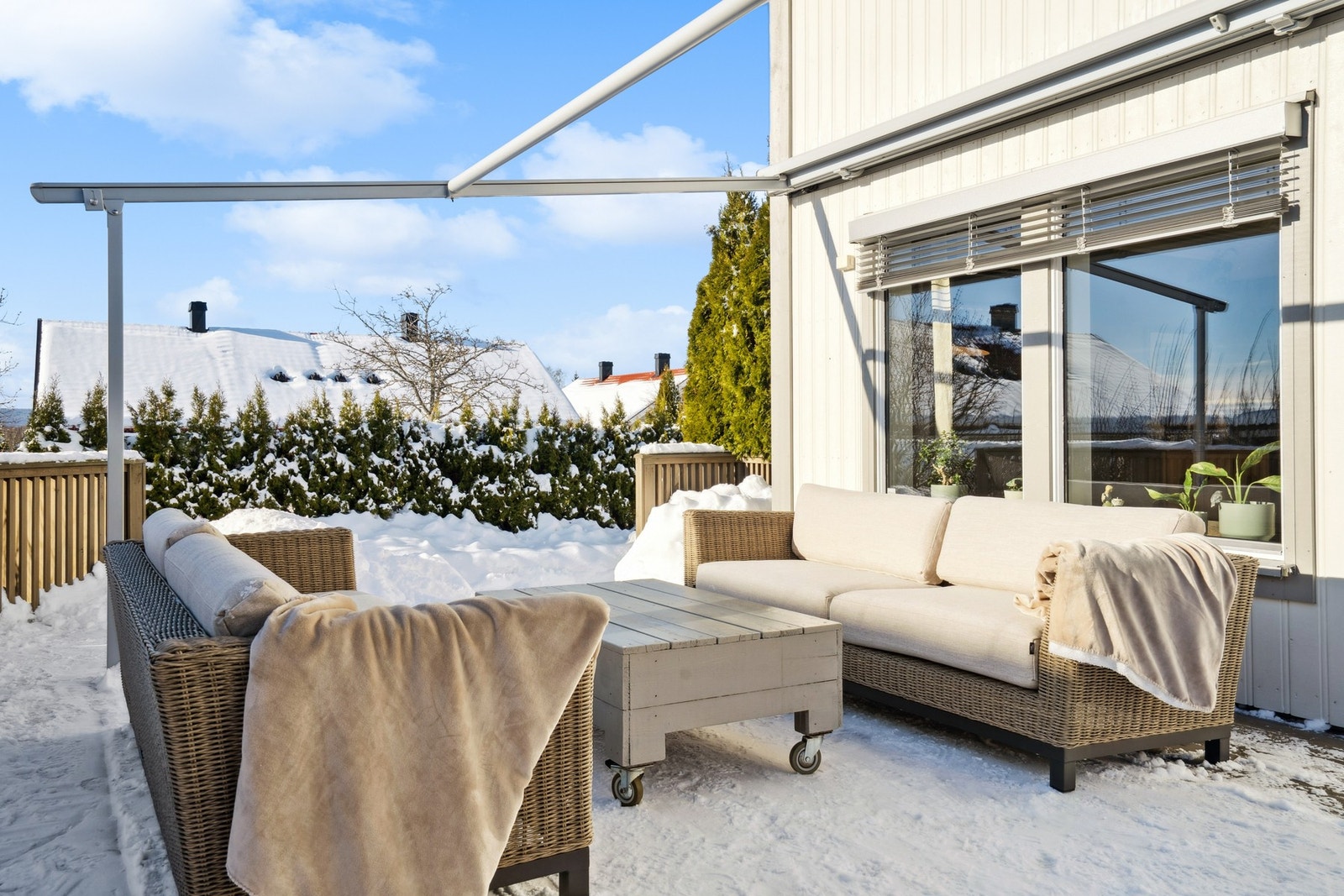 På terrassen har du god plass til en fin sittegruppe, den perfekte plassen til å kunne nyte solen. Terrassen har en stor elektrisk pergola som brukes hele sommeren for å gi en god skjerming mot solen midt på dagen og en lun oase på kvelden. Sol fra tidlig Galleribilde