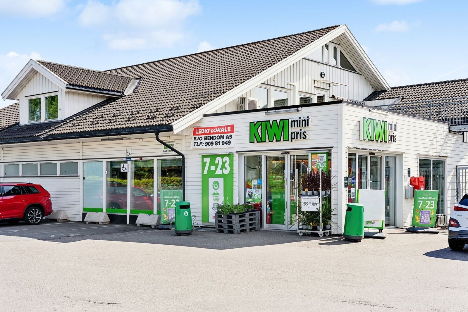 Nærmeste dagligvarer er KIWI, kun ca. 300 m fra boligen og nærmeste bussholdeplass er 8 min å gå. Galleribilde