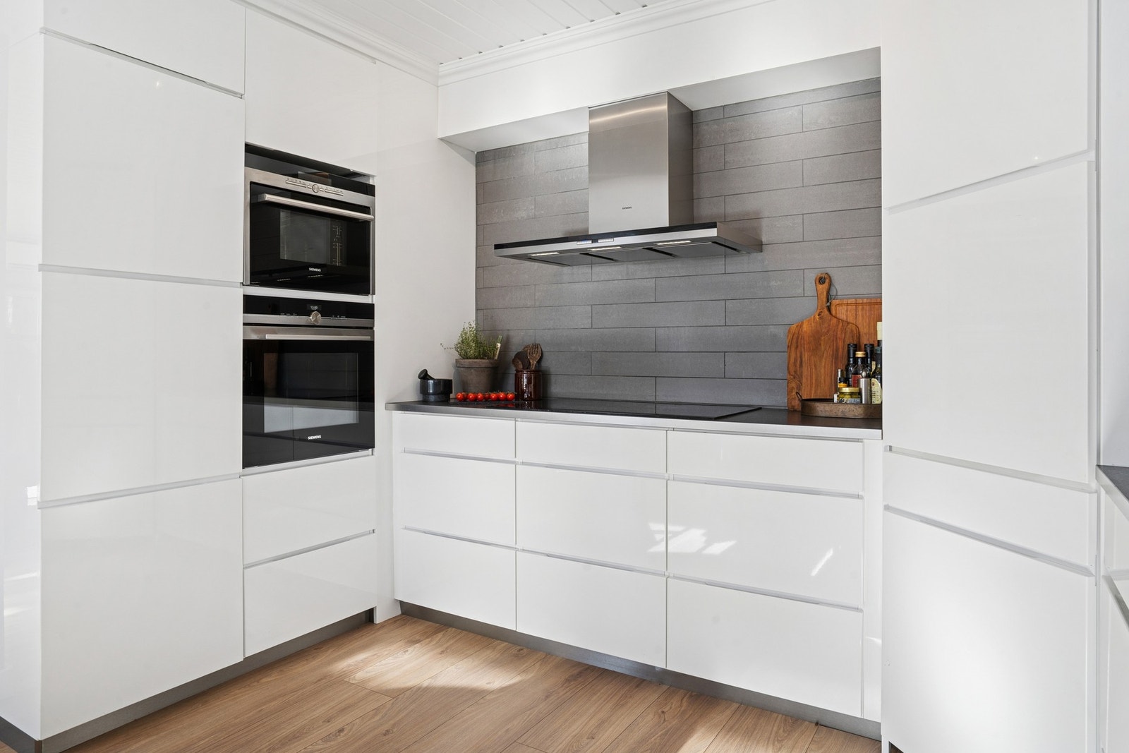 Dette er et perfekt kjøkken for deg som liker å lage mat. Her har du rikelig med benkeplass og oppbevaringsmuligheter. Galleribilde