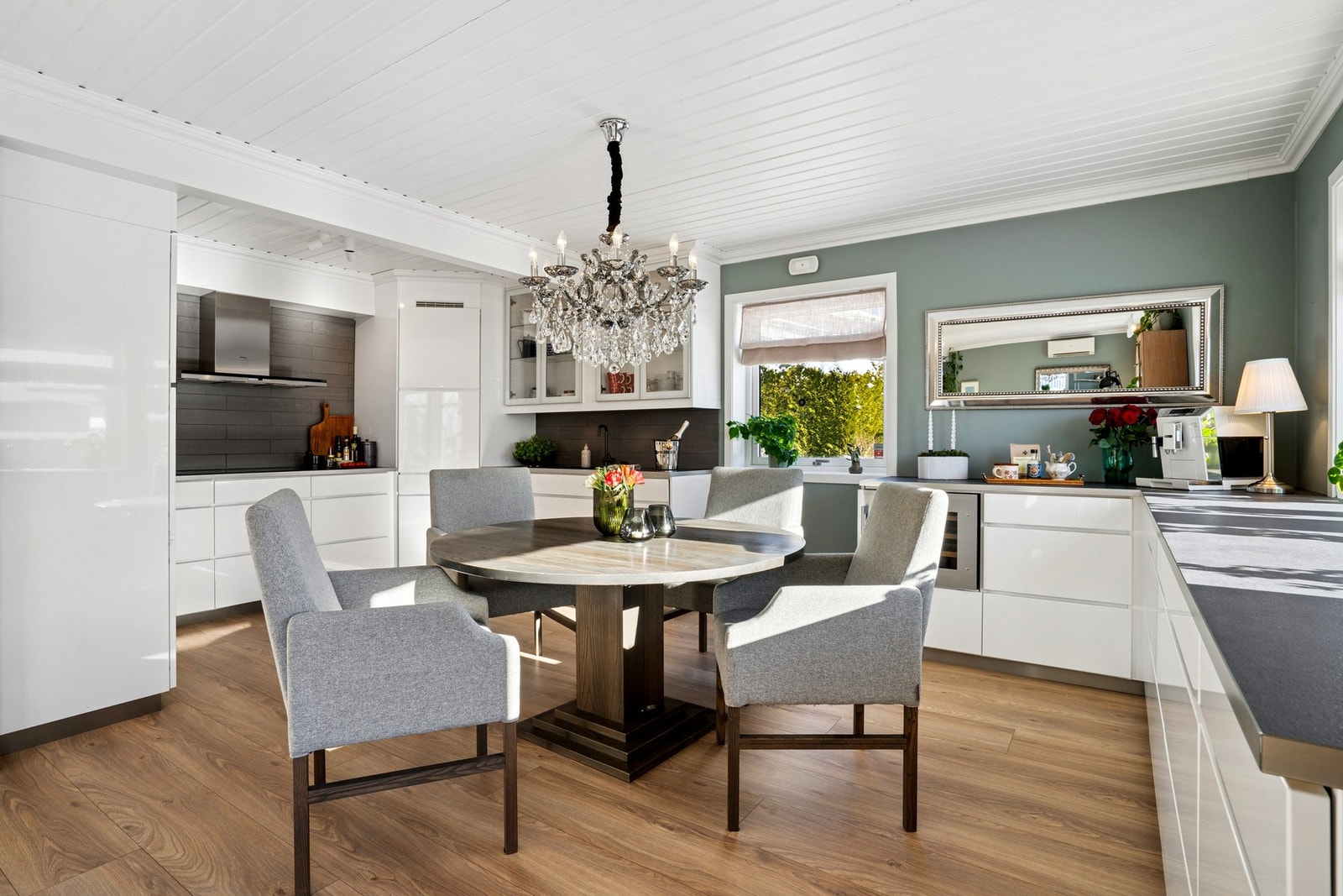 Kjøkkenet er boligens naturlige samlingspunkt - lyst, funksjonelt og med god plass til at familien kan samles. Her får du en perfekt kombinasjon av moderne komfort og tidløs eleganse. Galleribilde