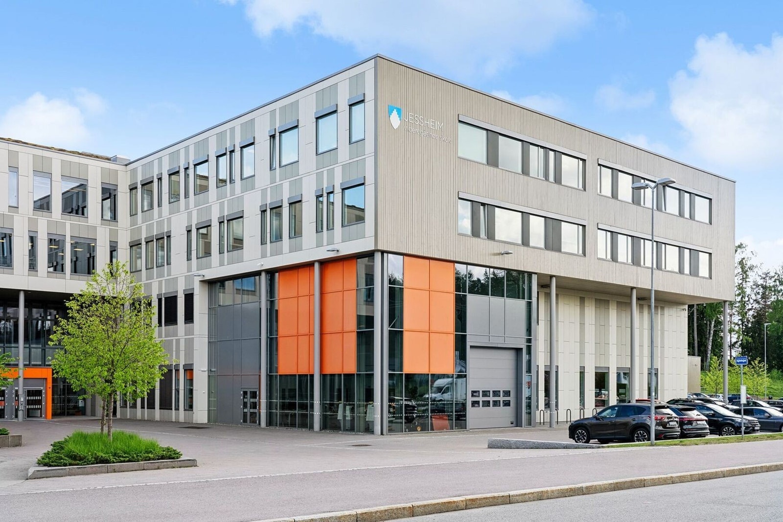 Jessheim videregående skole bare 5 minutter med bil fra boligen! Galleribilde