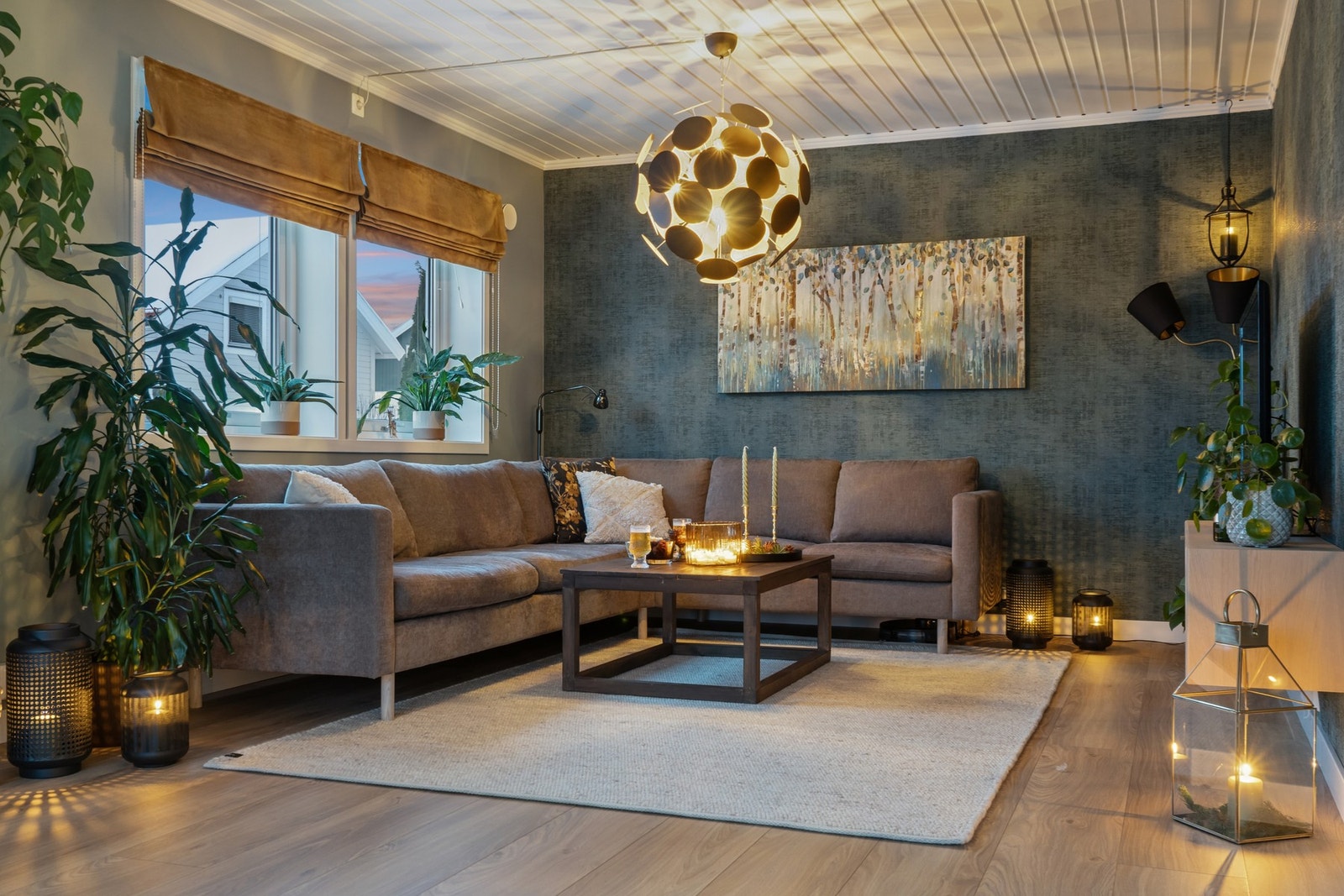 Hyggelig kveldsstemning i stuen. Galleribilde