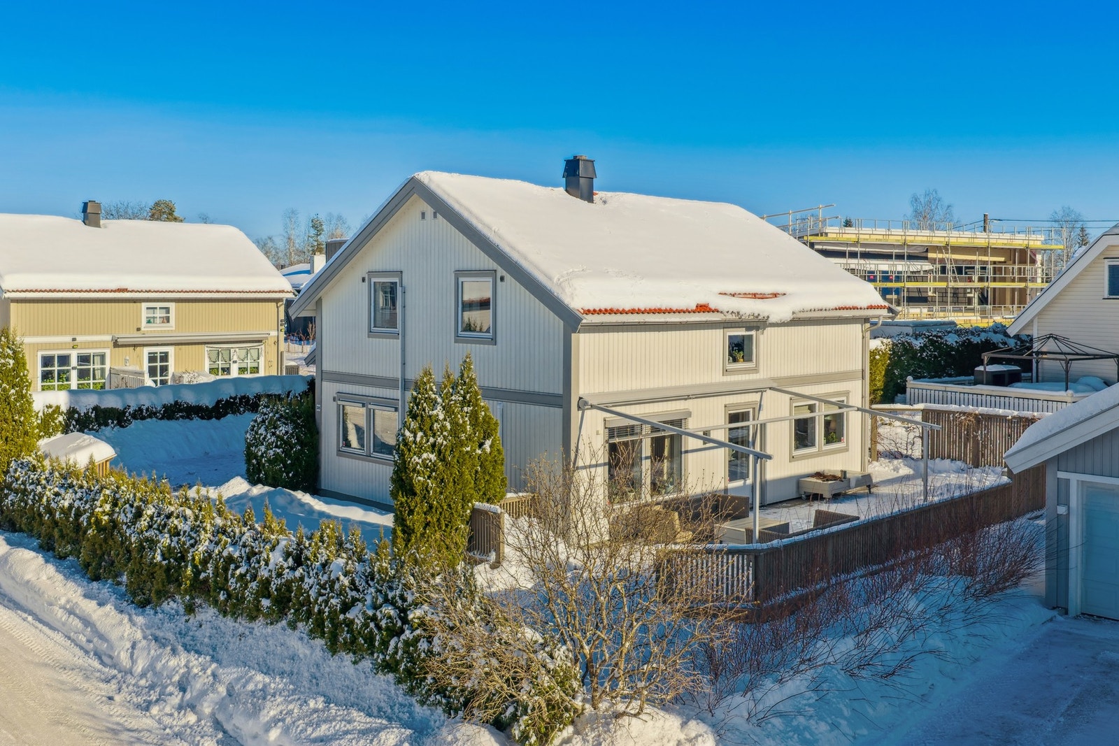 Eiendommen ligger sentralt med bil tar det bare ca. 8 minutter til Oslo Lufthavn Gardermoen og ca 30 minutter til Oslo. Galleribilde