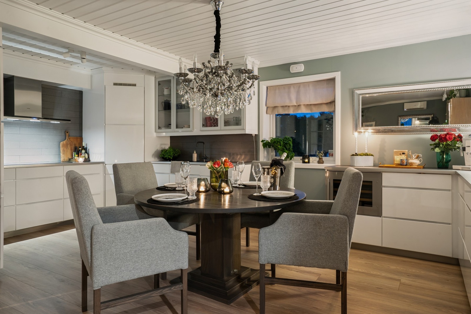 Eiendommen har et moderne kjøkken som har rikelig med skap- og benkeplass. Galleribilde