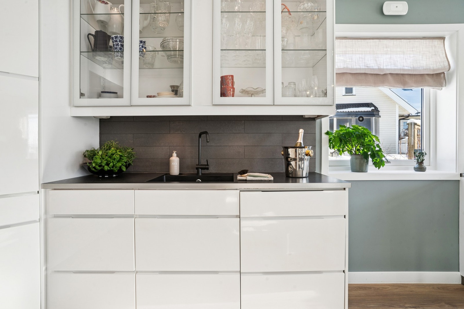 Kjøkken - 90 cm induksjonstopp, I tillegg til stekeovn er det egen dampovn. Romslig kjølehjørne og integrert oppvaskmaskin. Galleribilde