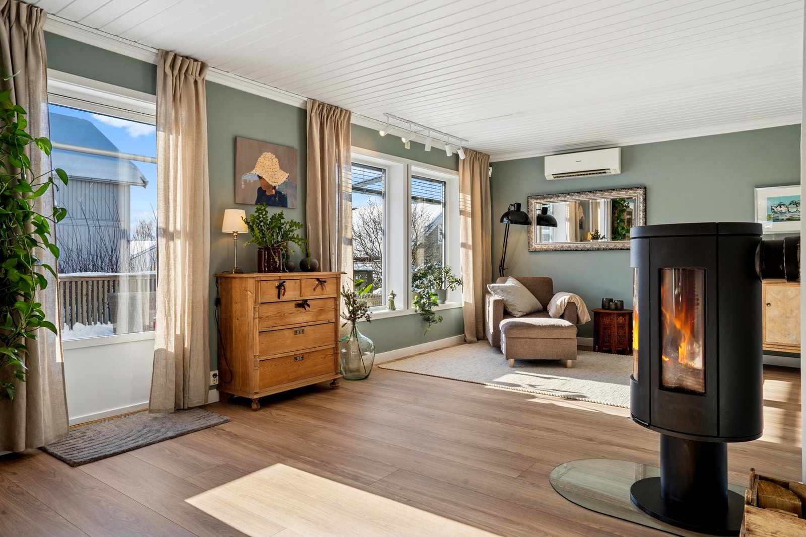 Eiendommen har en god planløsning som gir gode møbleringsmuligheter og en luftig romfølelse. Galleribilde