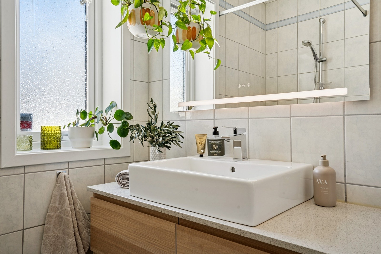 Badet har speil med belysning, noe som fører til naturlig lys både fra vinduet og speilet. Galleribilde