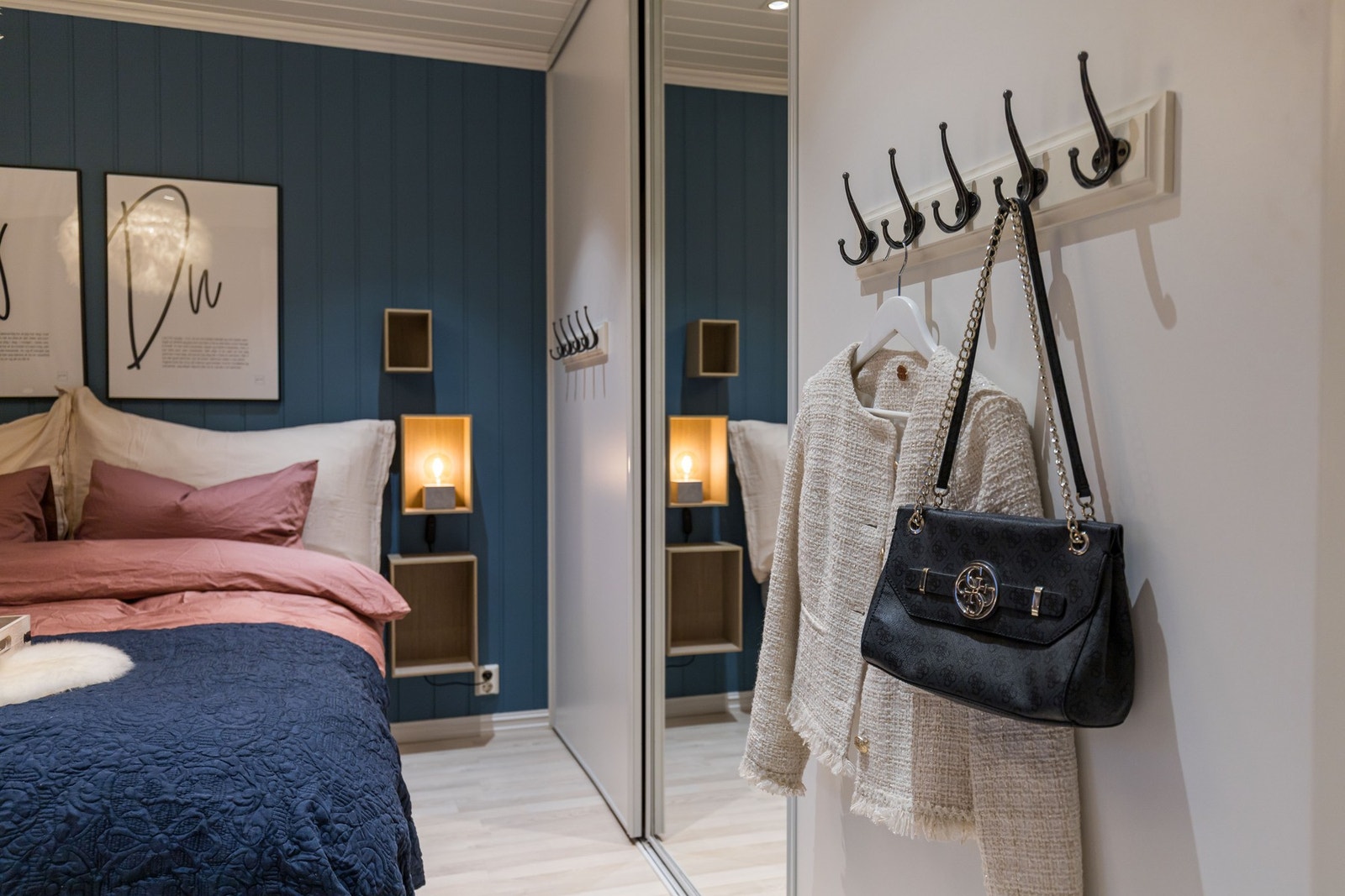 Rommet har garderobeskap med skyvedører og speilfronter. Galleribilde