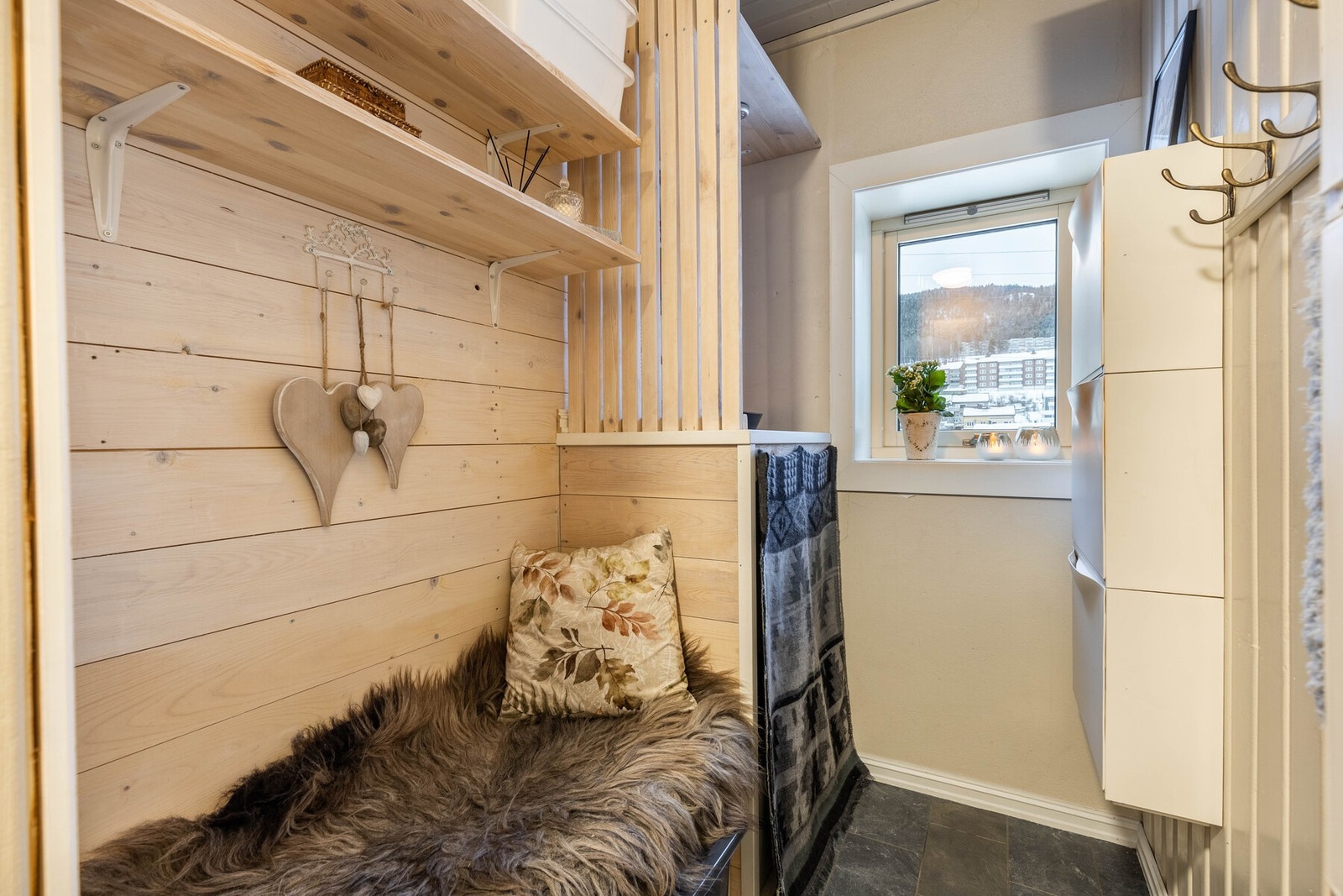 Selger disponerer fellesgangen utenfor døren, hvor det er lagd plassbygd benk, hyller og flere skoskap som medfølger. Galleribilde