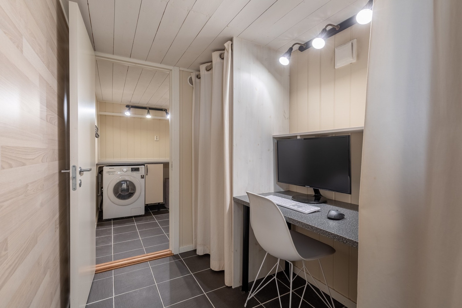Det er godt med lagringsplass i henholdsvis bod/entré i 2.etasje utenfor inngangsdøra, bod i kjeller og egen bod/kontor/vaskerom i kjeller på til sammen 12 kvm. Vaskerom er ikke godkjent som annet enn bod. Galleribilde
