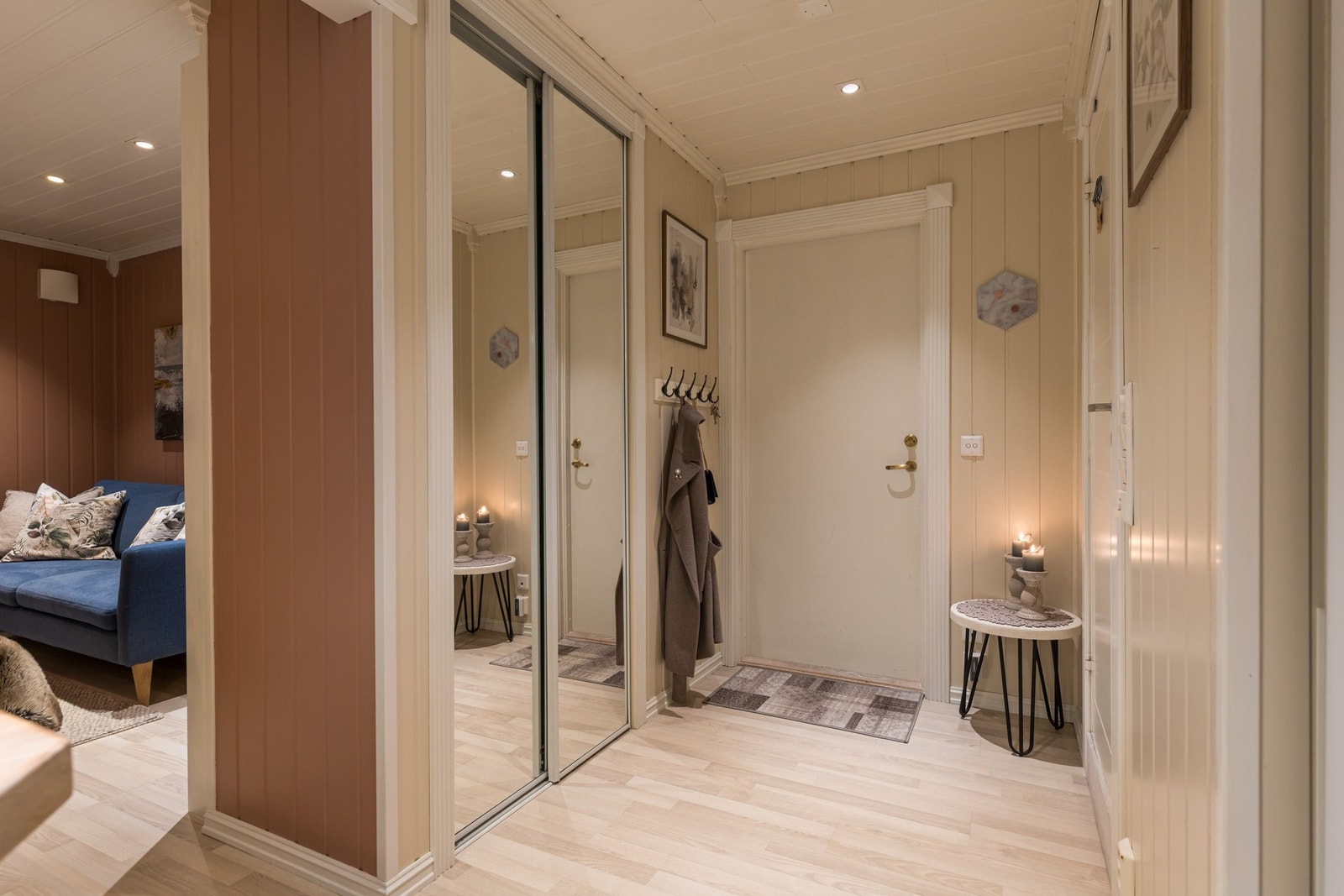 Leiligheten ligger i andre etasje og har adkomst fra felles gang til en lys og innbydende entré. Galleribilde