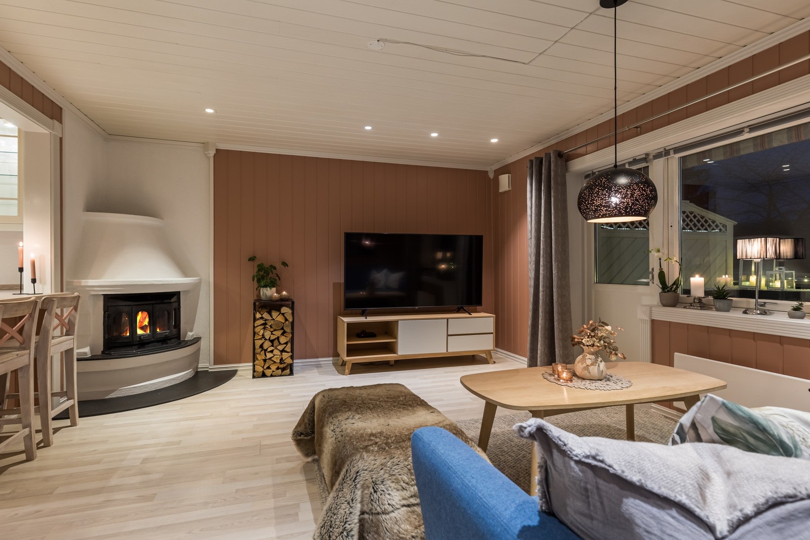 Leiligheten har en lys og trivelig stue med peis som skaper en lun atmosfære. Galleribilde