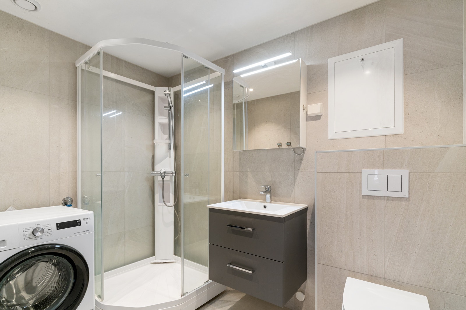 Helfliset bad med vaskemaskin. Galleribilde