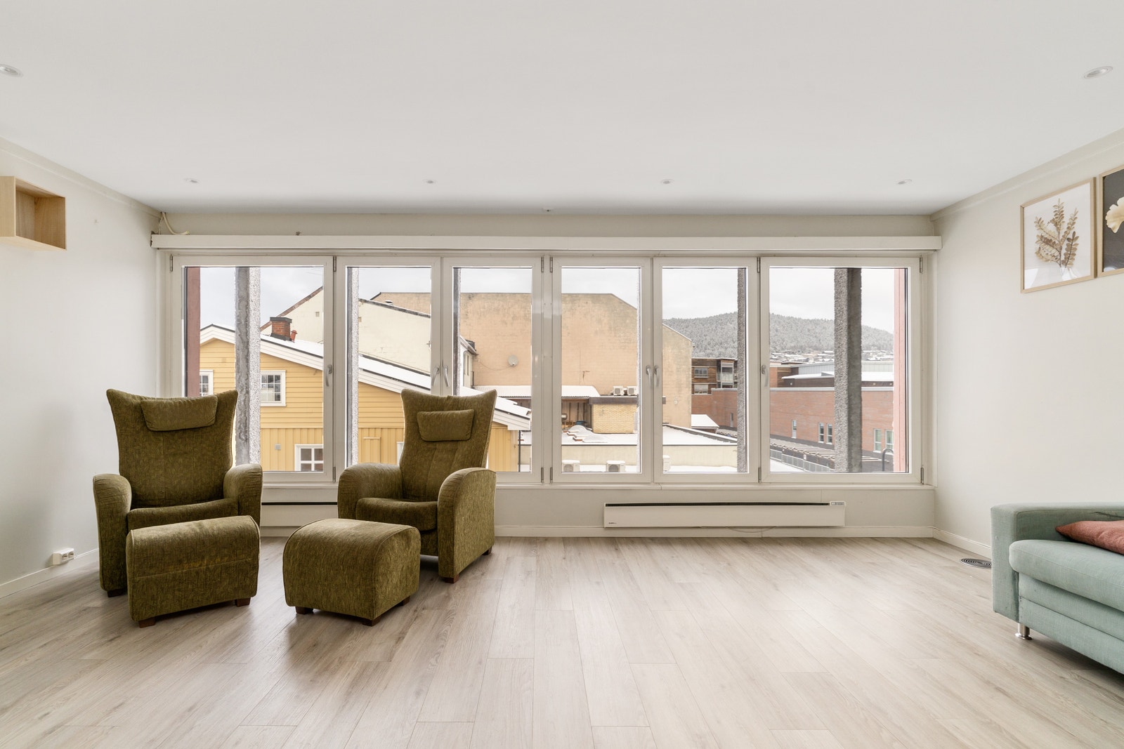 Stue med store vinduer Galleribilde