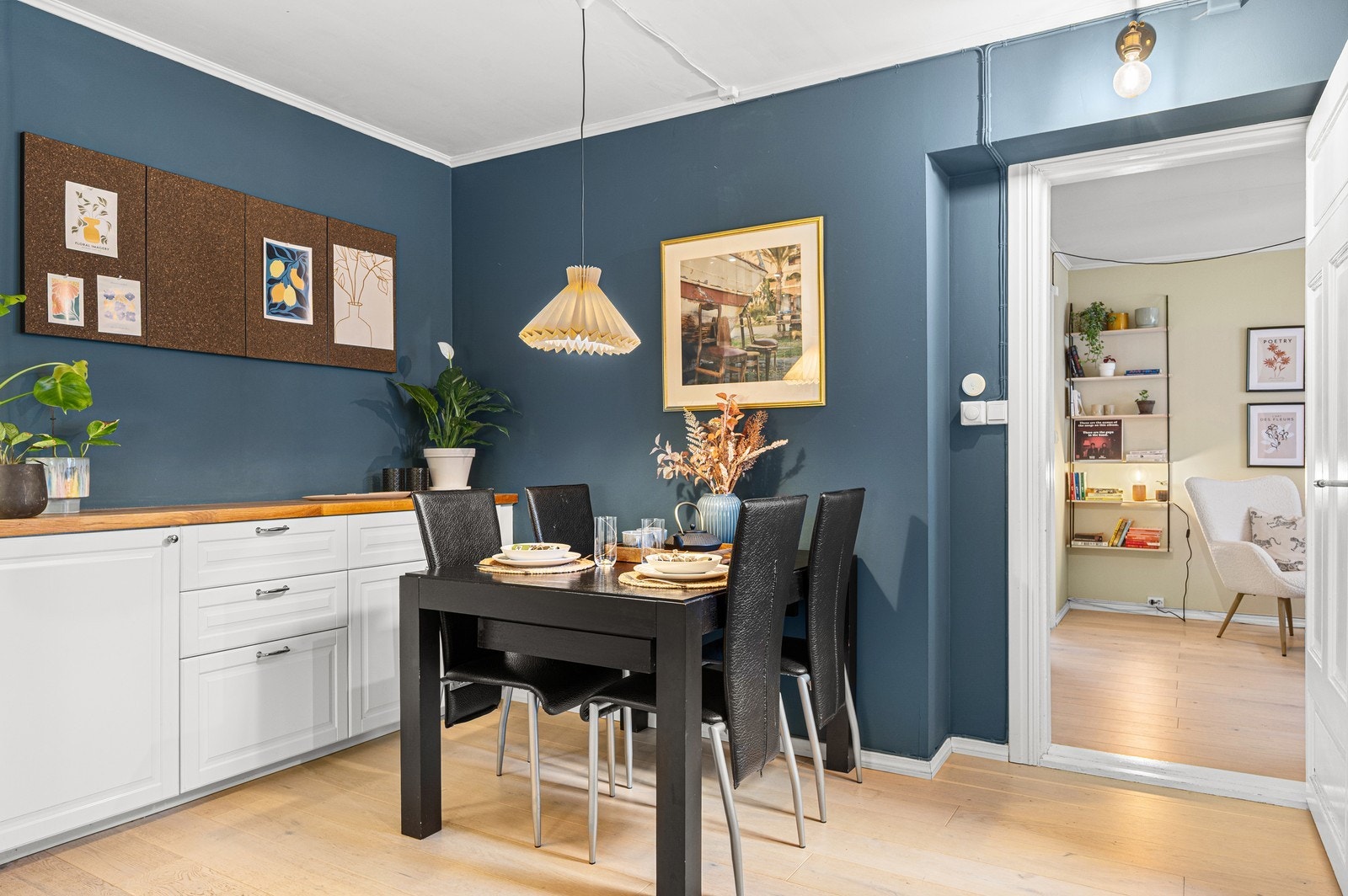 Kjøkkenet har godt med skap -og benkeplass. Galleribilde