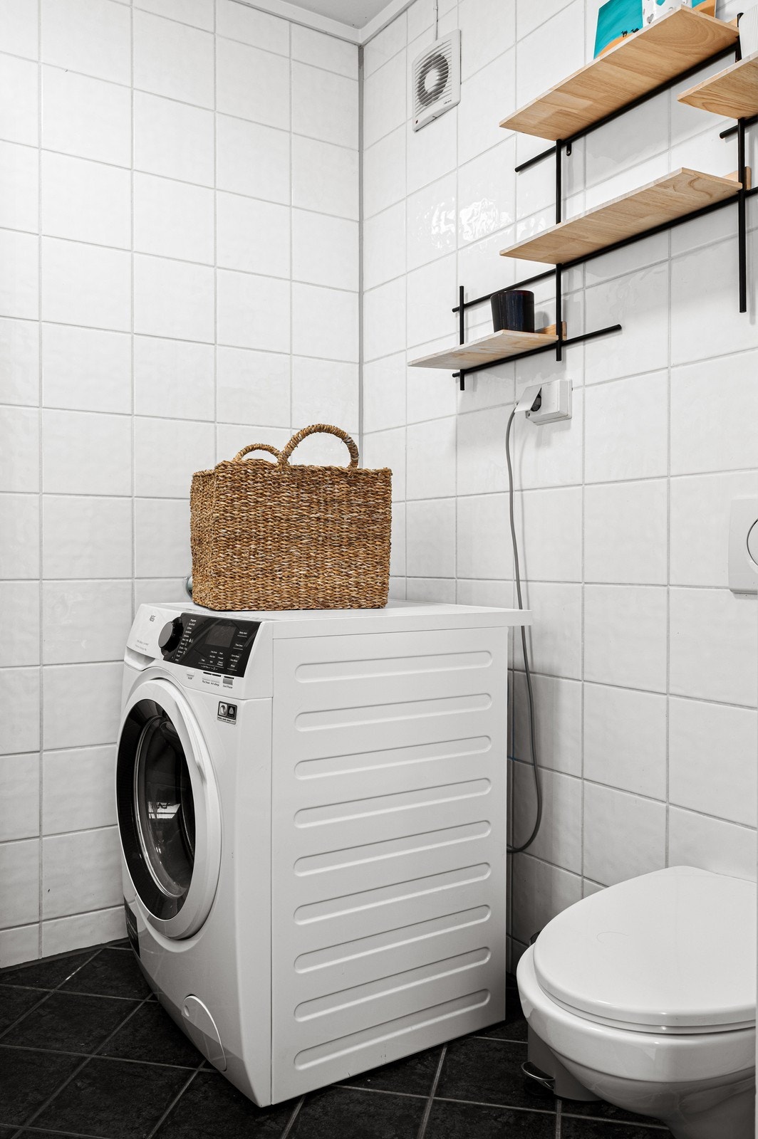 På badet er det opplegg til vaskemaskin Galleribilde