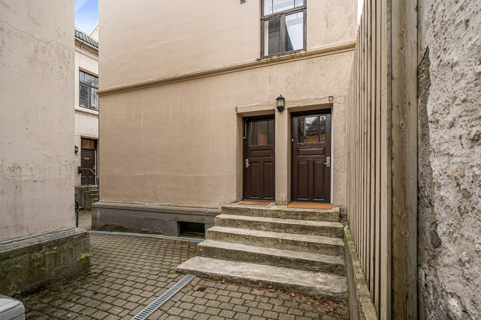 Leiligheten har privat inngang, som gir en townhousefølelse Galleribilde