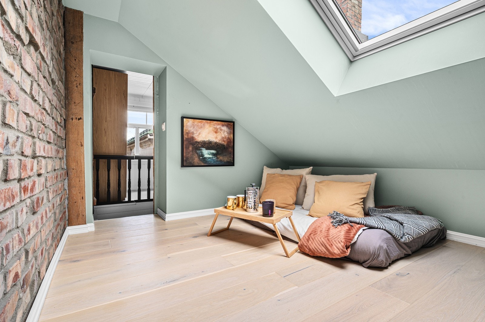 Loftstuen er innredet som gjesterom og kontor Galleribilde