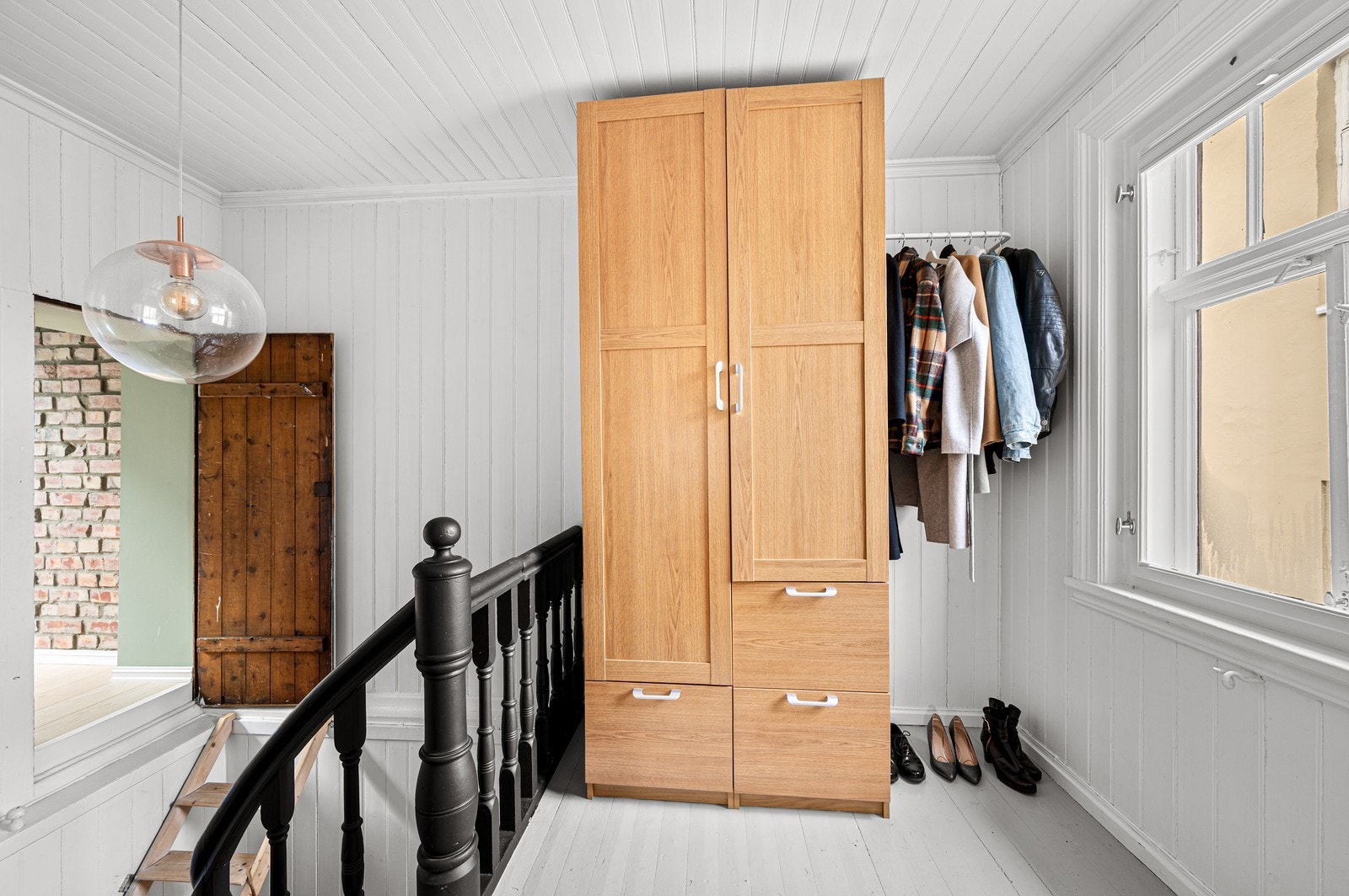 I øverste etasje finner man ett av soverommene, samt en loftsstue og gang Galleribilde