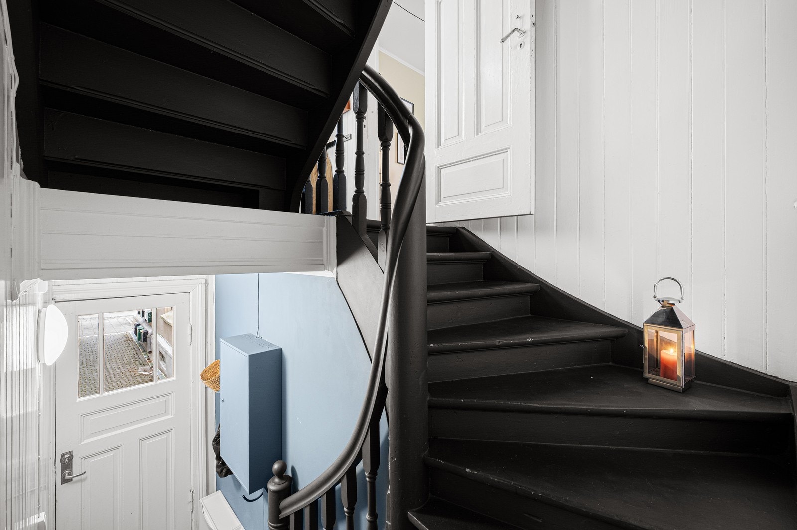 Fra inngangspartiet har man privat trapp opp til resten av leiligheten. Galleribilde