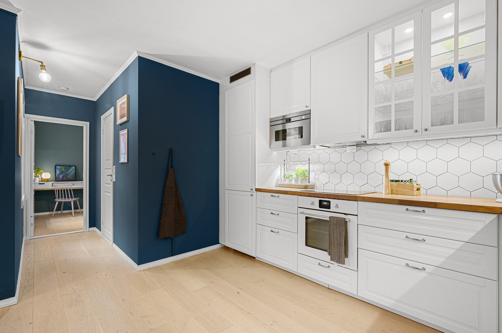 Kjøkkenet ligger i leilighetens andre etasje, med direkte adkomst til stue, bad og soverom Galleribilde