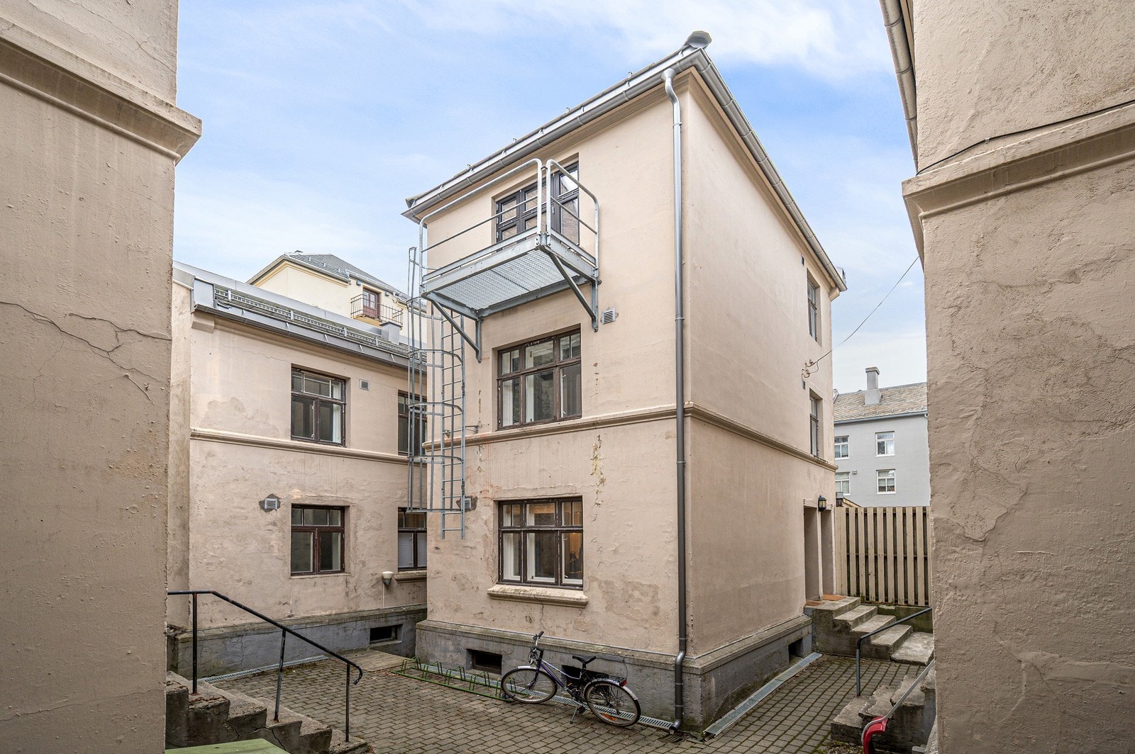 Leiligheten ligger skjermet til i en bakgård på populære Ila Galleribilde