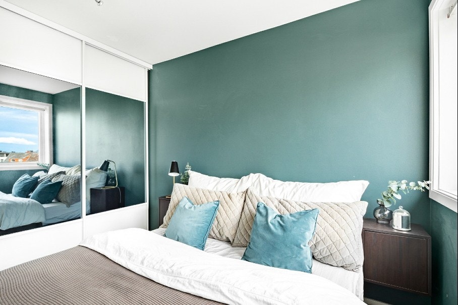 Soverom med skyvedørsgarderobe Galleribilde