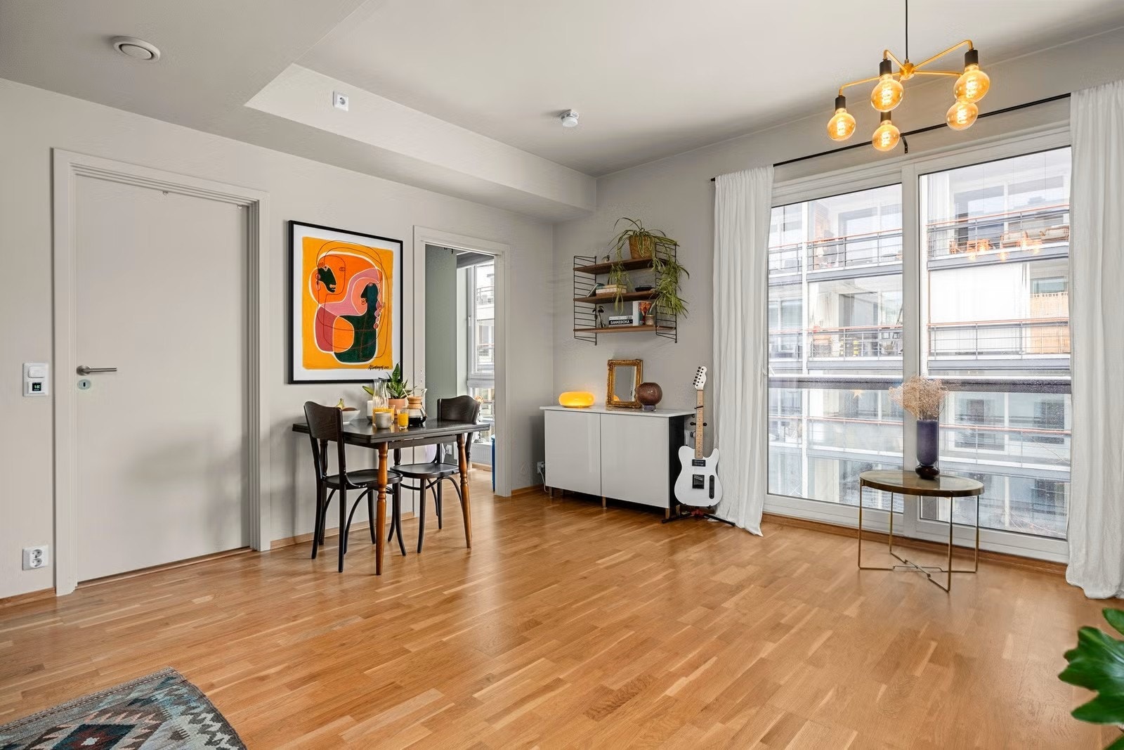 Stuen har godt med plass, og utgang til fransk balkong Galleribilde