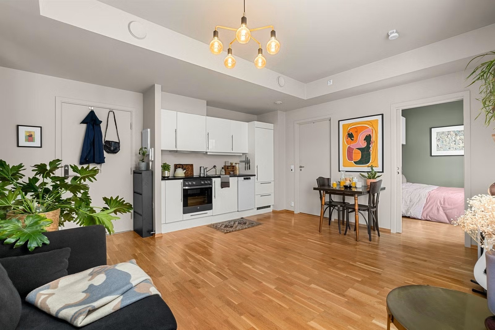 Åpen kjøkken og stue løsning som gir masse gulvplass Galleribilde