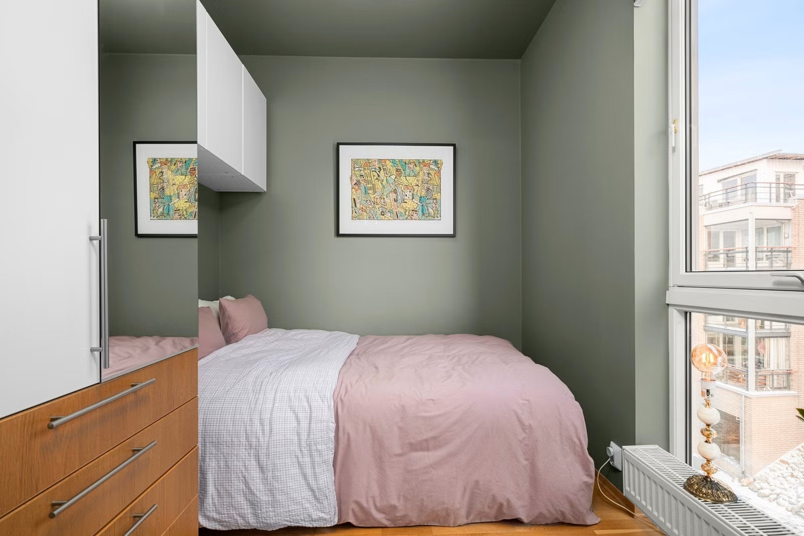 Soverommet er innredet med seng og garderobeskap Galleribilde