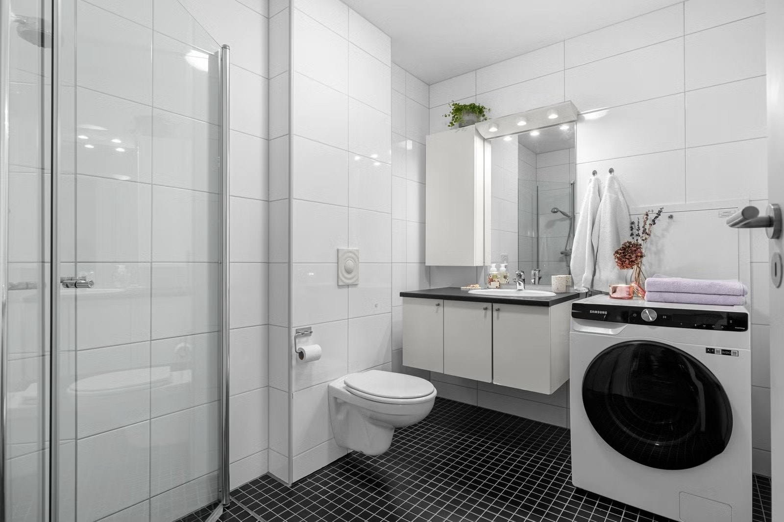 Pent flislagt bad med vaskemaskin, innfellbare dusjvegger, servant med underskap og wc Galleribilde