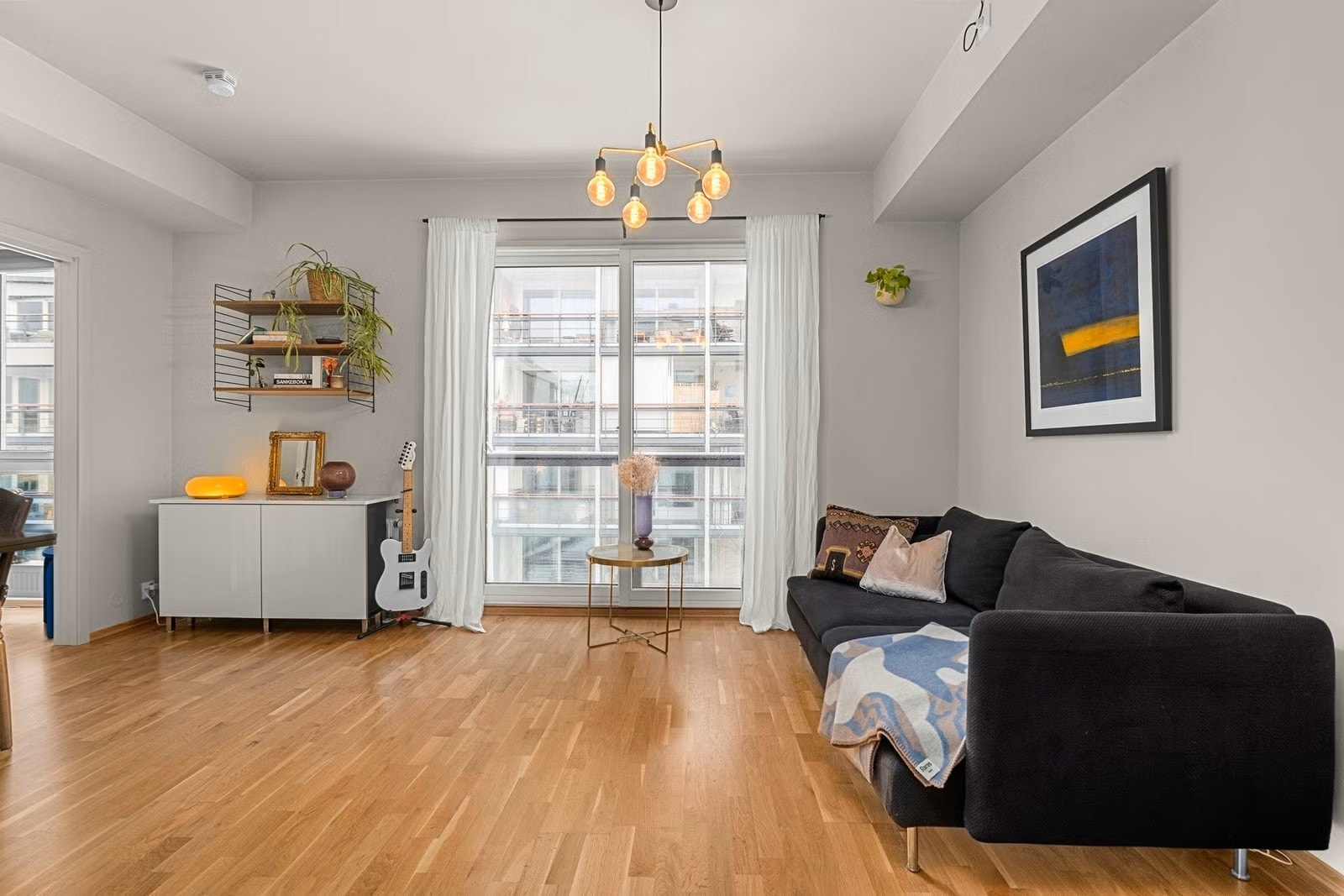 Romslig stue med store vindusflater som gir ett vakkert lysinnslipp Galleribilde