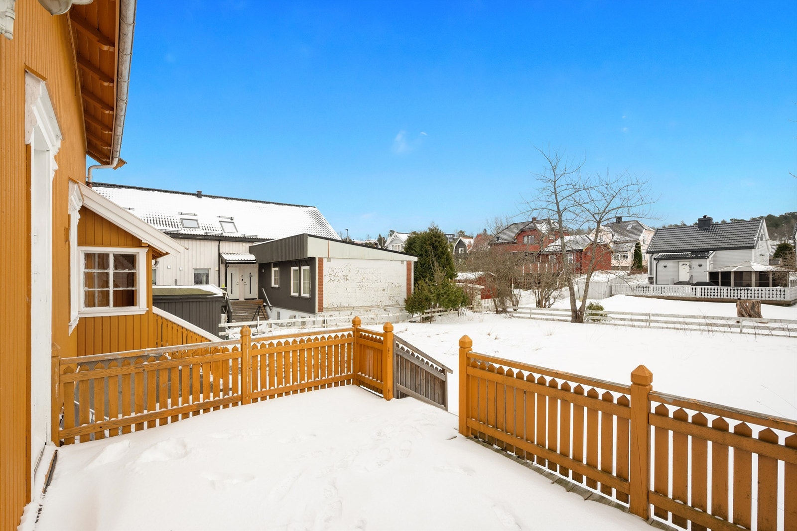 Fra terrassen har man god oversikt over hagen og nærområdet. Galleribilde