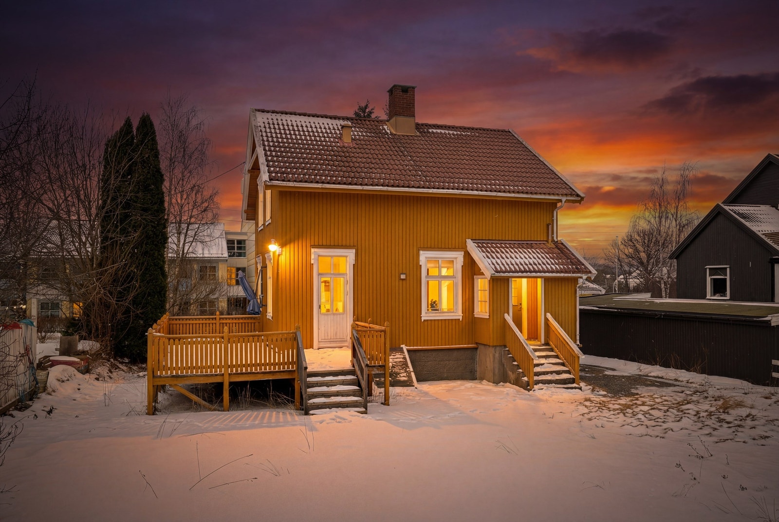 Enebolig fra 1912 med stående trekledning og saltak tekket med takstein. Galleribilde