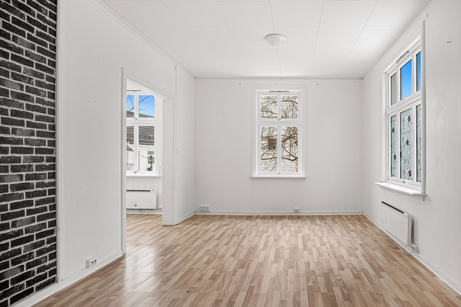 Store vindusflater gir godt med lys. Galleribilde