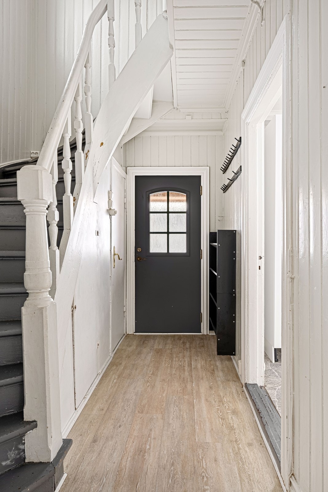 Velkommen inn. Entréen har adkomst til flere av boligens rom og trapp til andre etasje. Galleribilde