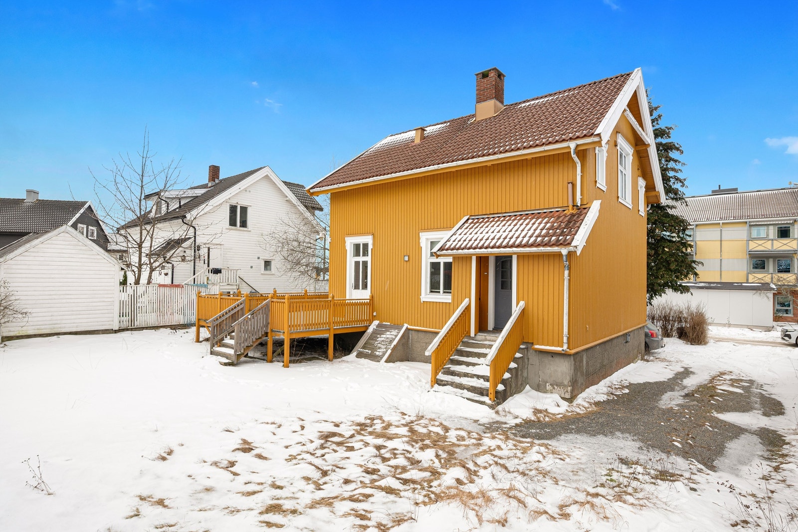 Eiendommen har en sydøstvendt terrasse på 28 m² med utgang fra stuen. Galleribilde