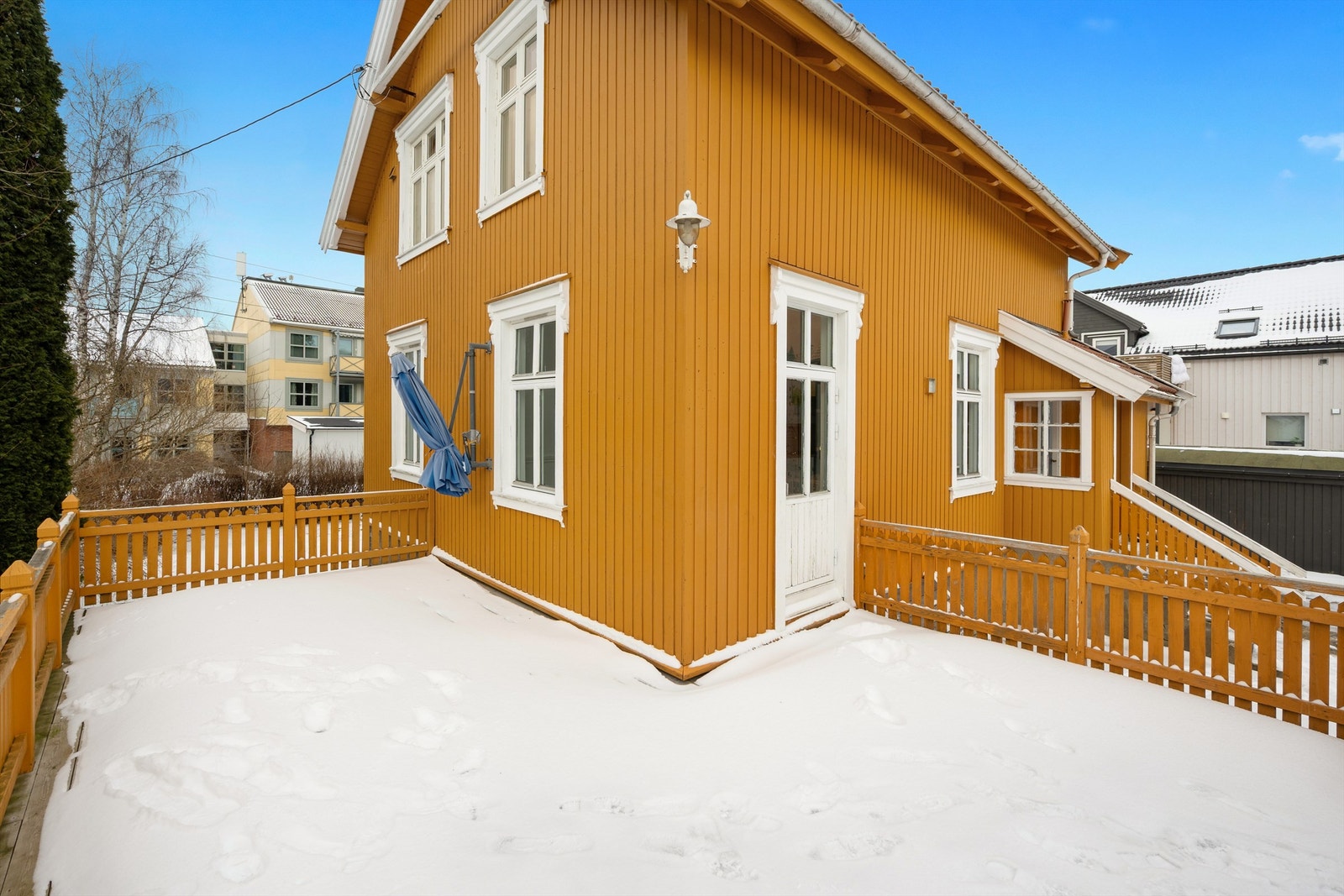 Terrassen er bygget i trekonstruksjon og fungerer som en forlengelse av stuen. Galleribilde