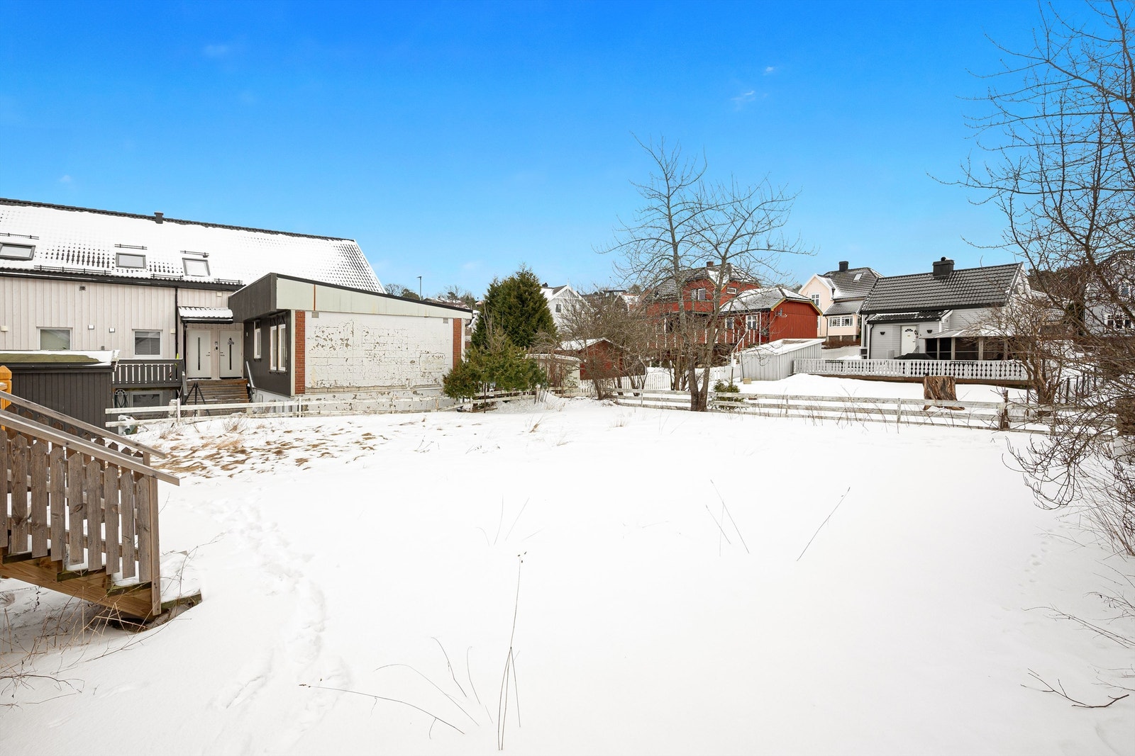 Flat og lettstelt tomt Galleribilde