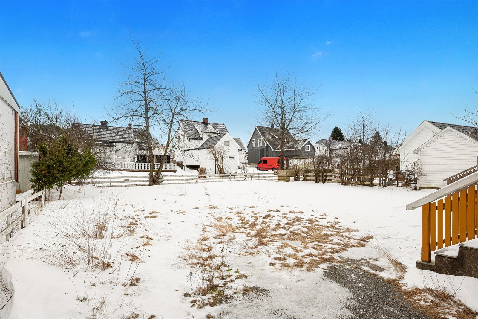 Den store hagen gir rikelig med plass for uteaktiviteter og lek. Galleribilde